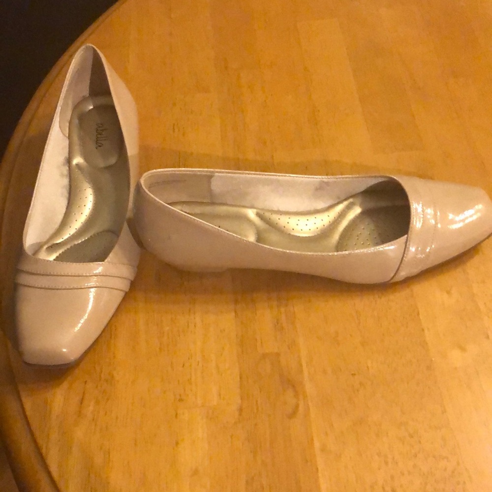 Shoes low heel sz 10 beige/mauve color